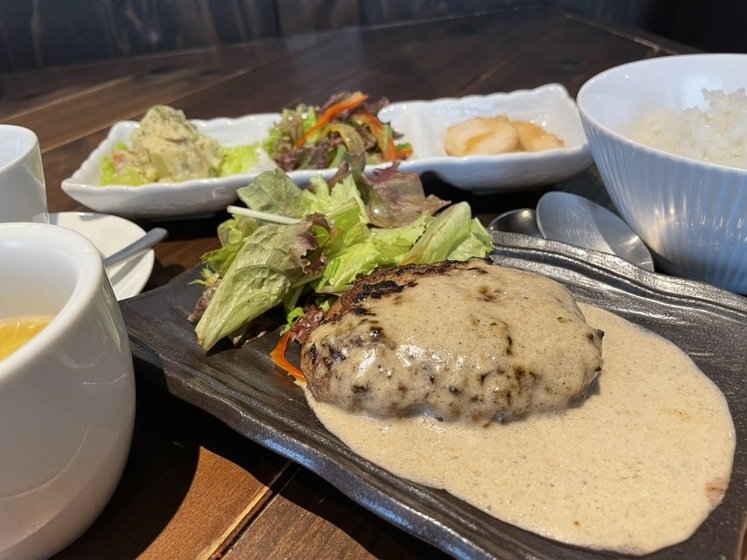 ハンバーグ定食(キノコソース)